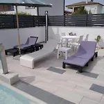 Gusto 4 Mit Pool Und Beheiztem Whirlpool Prázdninový dům *