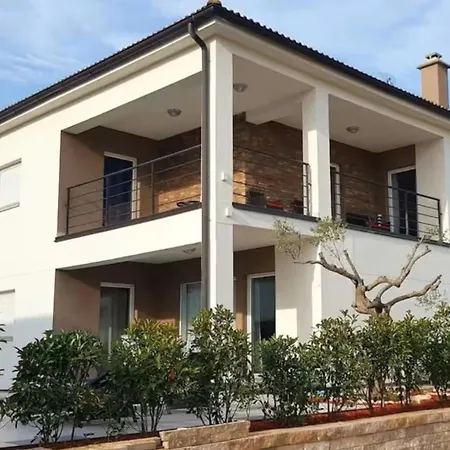 Gusto 4 Mit Pool Und Beheiztem Whirlpool Vikendica Vodnjan