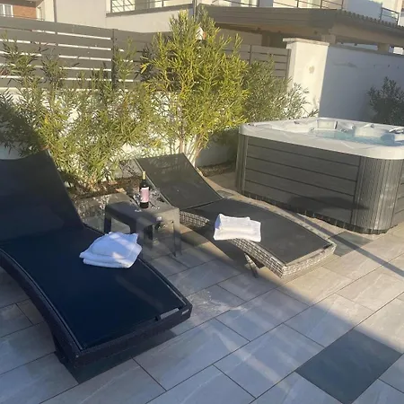 Gusto 4 Mit Pool Und Beheiztem Whirlpool Prázdninový dům *